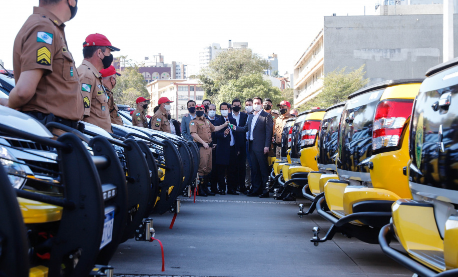 O Governo do Paraná reforça o planejamento de renovação da frota de veículos das forças de segurança pública. Nesta terça-feira (04), o governador Carlos Massa Ratinho Junior entregou novas viaturas para o Batalhão de Polícia Rodoviária (BPRv) da Polícia Militar do Paraná. O investimento por parte do Departamento de Estradas de Rodagem do Paraná (DER-PR) foi de R$ 16,1 milhões.