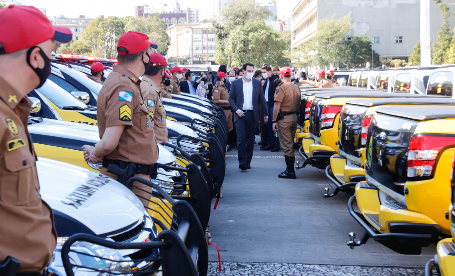 O Governo do Paraná reforça o planejamento de renovação da frota de veículos das forças de segurança pública. Nesta terça-feira (04), o governador Carlos Massa Ratinho Junior entregou novas viaturas para o Batalhão de Polícia Rodoviária (BPRv) da Polícia Militar do Paraná. O investimento por parte do Departamento de Estradas de Rodagem do Paraná (DER-PR) foi de R$ 16,1 milhões.