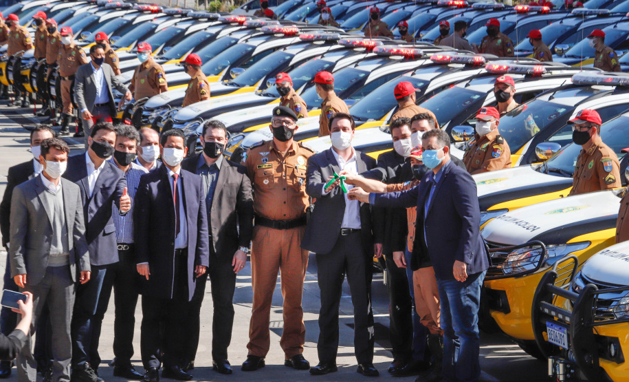 O Governo do Paraná reforça o planejamento de renovação da frota de veículos das forças de segurança pública. Nesta terça-feira (04), o governador Carlos Massa Ratinho Junior entregou novas viaturas para o Batalhão de Polícia Rodoviária (BPRv) da Polícia Militar do Paraná. O investimento por parte do Departamento de Estradas de Rodagem do Paraná (DER-PR) foi de R$ 16,1 milhões.