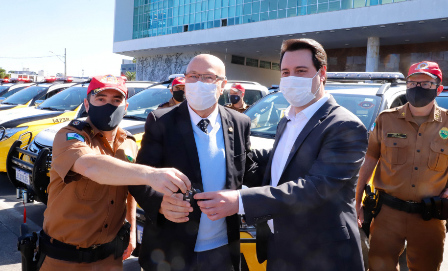 O Governo do Paraná reforça o planejamento de renovação da frota de veículos das forças de segurança pública. Nesta terça-feira (04), o governador Carlos Massa Ratinho Junior entregou novas viaturas para o Batalhão de Polícia Rodoviária (BPRv) da Polícia Militar do Paraná. O investimento por parte do Departamento de Estradas de Rodagem do Paraná (DER-PR) foi de R$ 16,1 milhões.