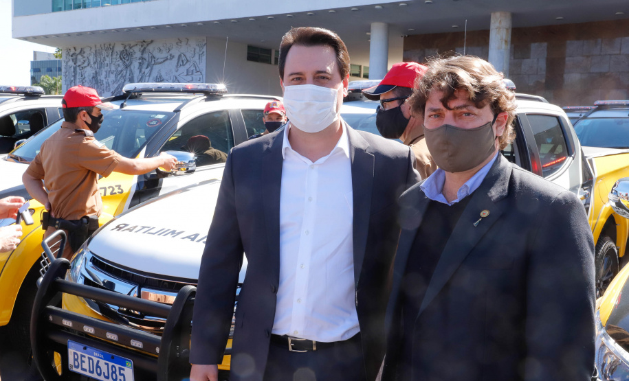 O Governo do Paraná reforça o planejamento de renovação da frota de veículos das forças de segurança pública. Nesta terça-feira (04), o governador Carlos Massa Ratinho Junior entregou novas viaturas para o Batalhão de Polícia Rodoviária (BPRv) da Polícia Militar do Paraná. O investimento por parte do Departamento de Estradas de Rodagem do Paraná (DER-PR) foi de R$ 16,1 milhões.