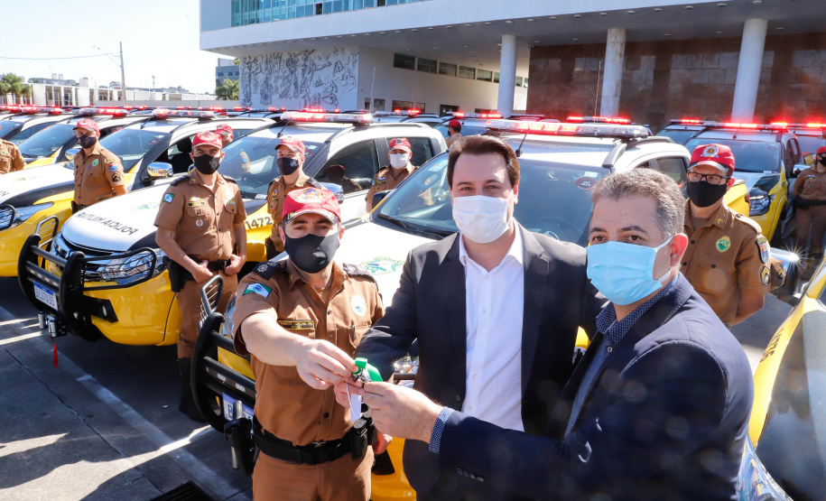 O Governo do Paraná reforça o planejamento de renovação da frota de veículos das forças de segurança pública. Nesta terça-feira (04), o governador Carlos Massa Ratinho Junior entregou novas viaturas para o Batalhão de Polícia Rodoviária (BPRv) da Polícia Militar do Paraná. O investimento por parte do Departamento de Estradas de Rodagem do Paraná (DER-PR) foi de R$ 16,1 milhões.