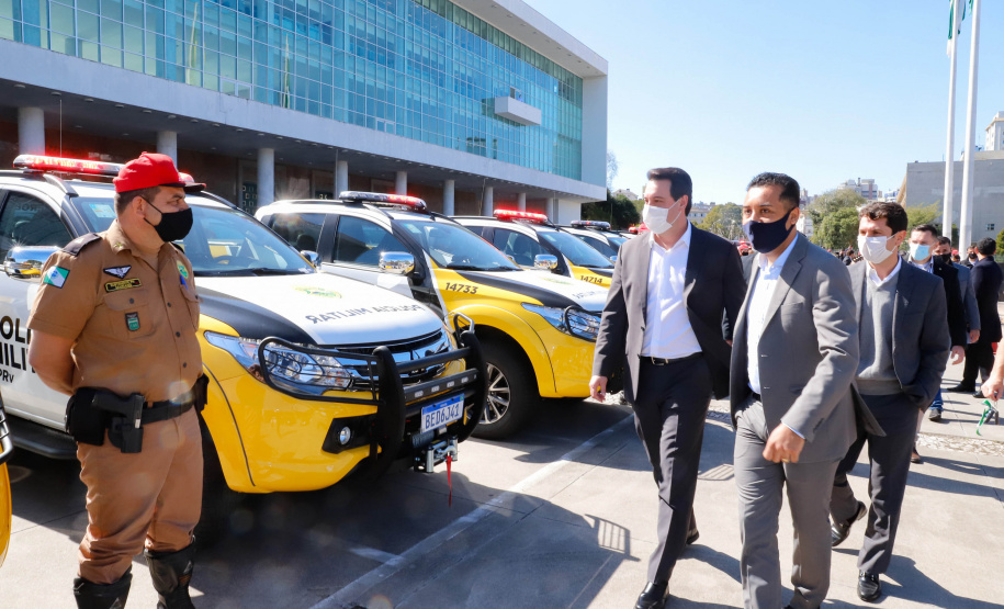 O Governo do Paraná reforça o planejamento de renovação da frota de veículos das forças de segurança pública. Nesta terça-feira (04), o governador Carlos Massa Ratinho Junior entregou novas viaturas para o Batalhão de Polícia Rodoviária (BPRv) da Polícia Militar do Paraná. O investimento por parte do Departamento de Estradas de Rodagem do Paraná (DER-PR) foi de R$ 16,1 milhões.