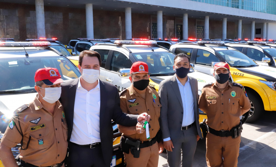 O Governo do Paraná reforça o planejamento de renovação da frota de veículos das forças de segurança pública. Nesta terça-feira (04), o governador Carlos Massa Ratinho Junior entregou novas viaturas para o Batalhão de Polícia Rodoviária (BPRv) da Polícia Militar do Paraná. O investimento por parte do Departamento de Estradas de Rodagem do Paraná (DER-PR) foi de R$ 16,1 milhões.