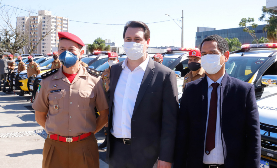 O Governo do Paraná reforça o planejamento de renovação da frota de veículos das forças de segurança pública. Nesta terça-feira (04), o governador Carlos Massa Ratinho Junior entregou novas viaturas para o Batalhão de Polícia Rodoviária (BPRv) da Polícia Militar do Paraná. O investimento por parte do Departamento de Estradas de Rodagem do Paraná (DER-PR) foi de R$ 16,1 milhões.