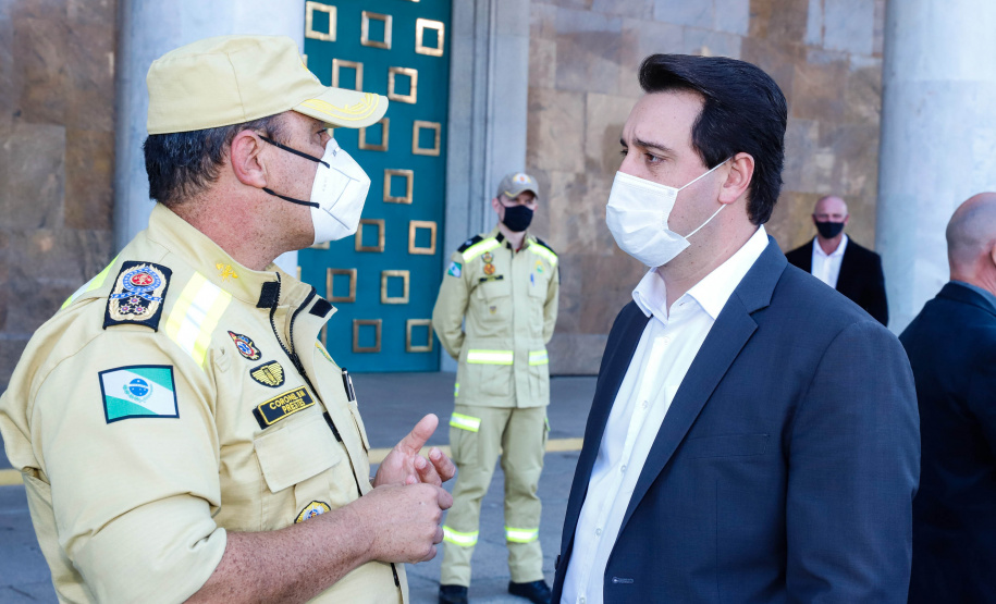 O Governo do Paraná reforça o planejamento de renovação da frota de veículos das forças de segurança pública. Nesta terça-feira (04), o governador Carlos Massa Ratinho Junior entregou novas viaturas para o Batalhão de Polícia Rodoviária (BPRv) da Polícia Militar do Paraná. O investimento por parte do Departamento de Estradas de Rodagem do Paraná (DER-PR) foi de R$ 16,1 milhões.