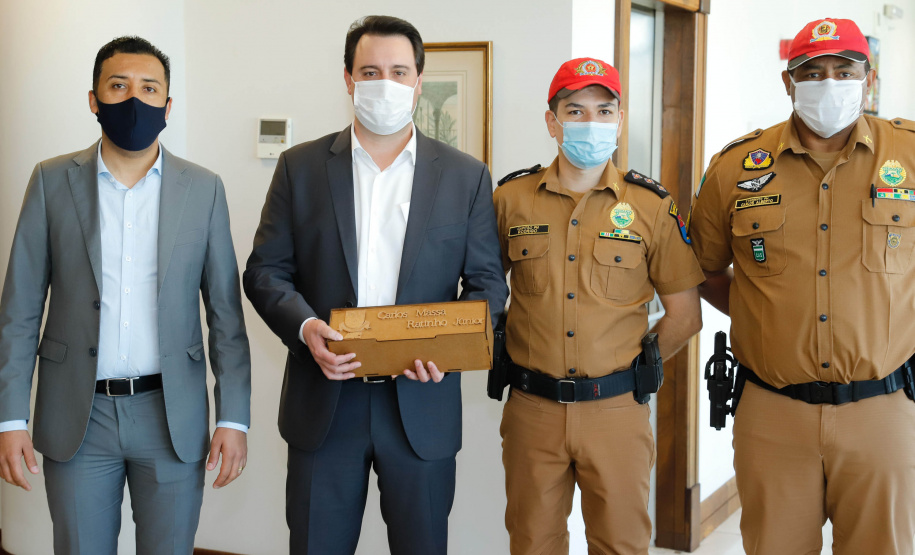 O Governo do Paraná reforça o planejamento de renovação da frota de veículos das forças de segurança pública. Nesta terça-feira (04), o governador Carlos Massa Ratinho Junior entregou novas viaturas para o Batalhão de Polícia Rodoviária (BPRv) da Polícia Militar do Paraná. O investimento por parte do Departamento de Estradas de Rodagem do Paraná (DER-PR) foi de R$ 16,1 milhões.