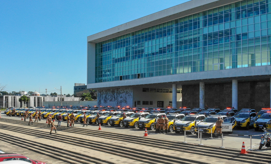 O Governo do Paraná reforça o planejamento de renovação da frota de veículos das forças de segurança pública. Nesta terça-feira (04), o governador Carlos Massa Ratinho Junior entregou novas viaturas para o Batalhão de Polícia Rodoviária (BPRv) da Polícia Militar do Paraná. O investimento por parte do Departamento de Estradas de Rodagem do Paraná (DER-PR) foi de R$ 16,1 milhões..Foto Gilson Abreu/AEN