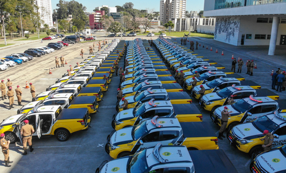 O Governo do Paraná reforça o planejamento de renovação da frota de veículos das forças de segurança pública. Nesta terça-feira (04), o governador Carlos Massa Ratinho Junior entregou novas viaturas para o Batalhão de Polícia Rodoviária (BPRv) da Polícia Militar do Paraná. O investimento por parte do Departamento de Estradas de Rodagem do Paraná (DER-PR) foi de R$ 16,1 milhões..Foto Gilson Abreu/AEN