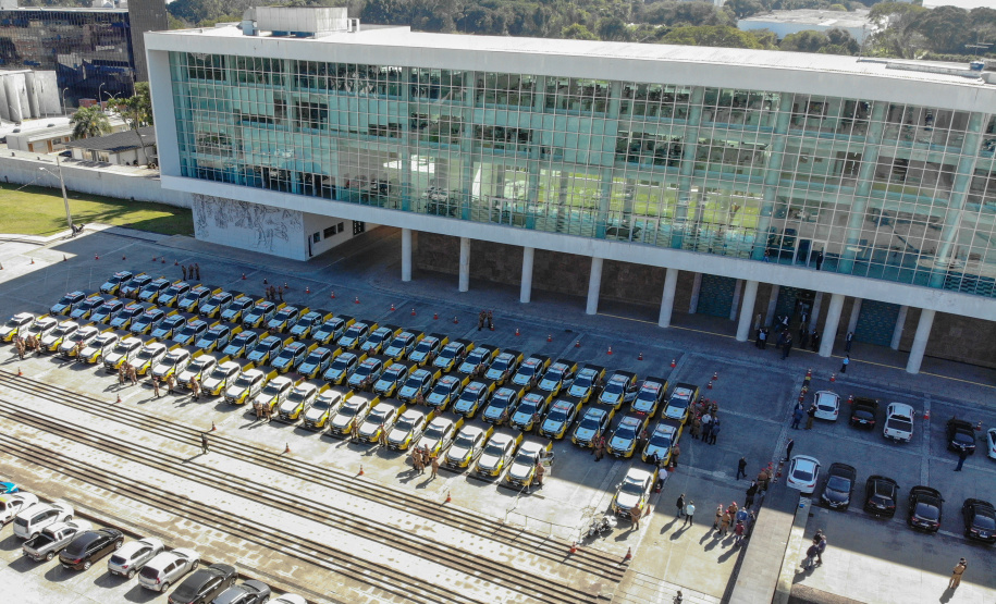 O Governo do Paraná reforça o planejamento de renovação da frota de veículos das forças de segurança pública. Nesta terça-feira (04), o governador Carlos Massa Ratinho Junior entregou novas viaturas para o Batalhão de Polícia Rodoviária (BPRv) da Polícia Militar do Paraná. O investimento por parte do Departamento de Estradas de Rodagem do Paraná (DER-PR) foi de R$ 16,1 milhões..Foto Gilson Abreu/AEN