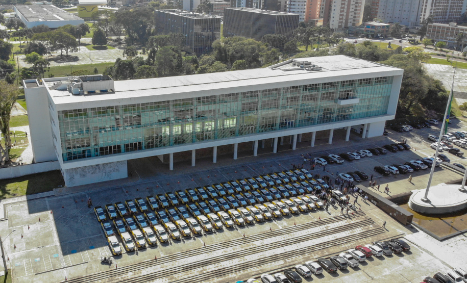 O Governo do Paraná reforça o planejamento de renovação da frota de veículos das forças de segurança pública. Nesta terça-feira (04), o governador Carlos Massa Ratinho Junior entregou novas viaturas para o Batalhão de Polícia Rodoviária (BPRv) da Polícia Militar do Paraná. O investimento por parte do Departamento de Estradas de Rodagem do Paraná (DER-PR) foi de R$ 16,1 milhões..Foto Gilson Abreu/AEN