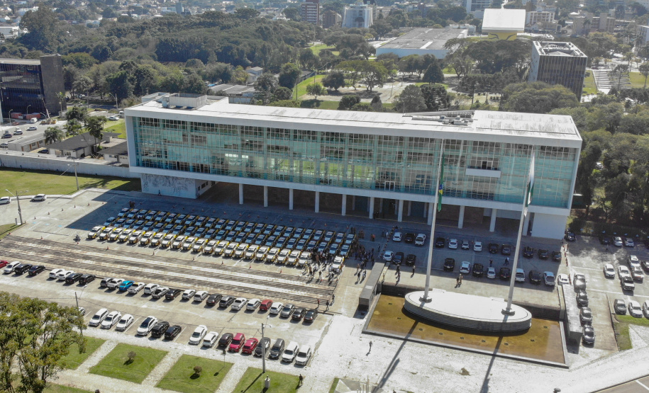 O Governo do Paraná reforça o planejamento de renovação da frota de veículos das forças de segurança pública. Nesta terça-feira (04), o governador Carlos Massa Ratinho Junior entregou novas viaturas para o Batalhão de Polícia Rodoviária (BPRv) da Polícia Militar do Paraná. O investimento por parte do Departamento de Estradas de Rodagem do Paraná (DER-PR) foi de R$ 16,1 milhões..Foto Gilson Abreu/AEN