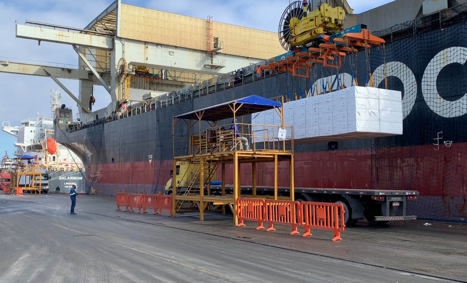 O Porto de Paranaguá faz nesta semana uma operação diferente. O navio Penguin Arrow, atracado no berço 215, opera, simultaneamente, dois tipos de cargas diferentes. Ao mesmo tempo que descarrega malte, é embarcada 45.758 toneladas de celulose – a segunda maior quantidade do produto movimentada no porto paranaense.