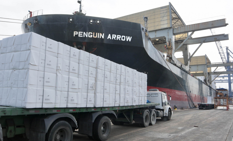 O Porto de Paranaguá faz nesta semana uma operação diferente. O navio Penguin Arrow, atracado no berço 215, opera, simultaneamente, dois tipos de cargas diferentes. Ao mesmo tempo que descarrega malte, é embarcada 45.758 toneladas de celulose – a segunda maior quantidade do produto movimentada no porto paranaense.
