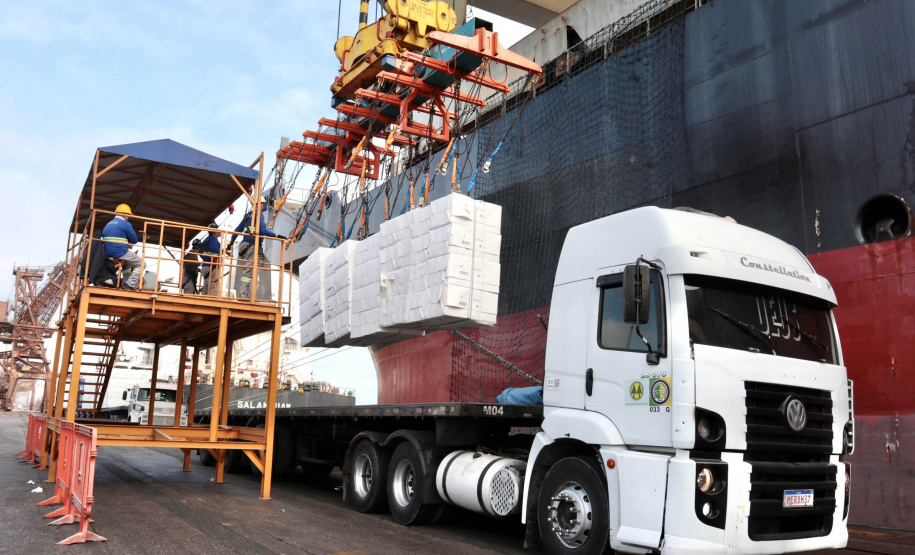 O Porto de Paranaguá faz nesta semana uma operação diferente. O navio Penguin Arrow, atracado no berço 215, opera, simultaneamente, dois tipos de cargas diferentes. Ao mesmo tempo que descarrega malte, é embarcada 45.758 toneladas de celulose – a segunda maior quantidade do produto movimentada no porto paranaense.