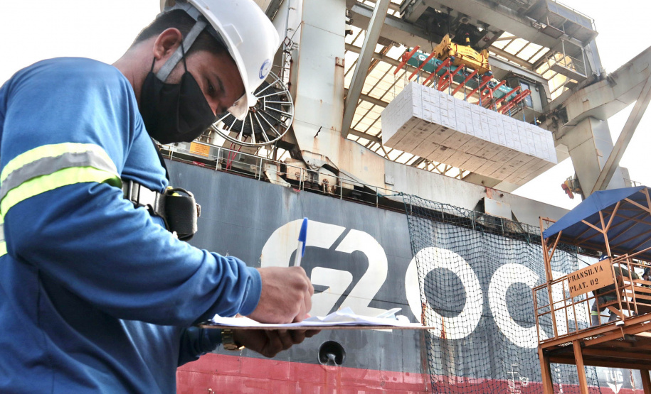 O Porto de Paranaguá faz nesta semana uma operação diferente. O navio Penguin Arrow, atracado no berço 215, opera, simultaneamente, dois tipos de cargas diferentes. Ao mesmo tempo que descarrega malte, é embarcada 45.758 toneladas de celulose – a segunda maior quantidade do produto movimentada no porto paranaense.