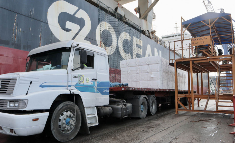 O Porto de Paranaguá faz nesta semana uma operação diferente. O navio Penguin Arrow, atracado no berço 215, opera, simultaneamente, dois tipos de cargas diferentes. Ao mesmo tempo que descarrega malte, é embarcada 45.758 toneladas de celulose – a segunda maior quantidade do produto movimentada no porto paranaense.