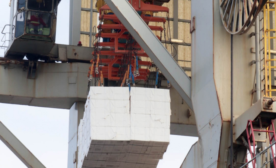 O Porto de Paranaguá faz nesta semana uma operação diferente. O navio Penguin Arrow, atracado no berço 215, opera, simultaneamente, dois tipos de cargas diferentes. Ao mesmo tempo que descarrega malte, é embarcada 45.758 toneladas de celulose – a segunda maior quantidade do produto movimentada no porto paranaense.