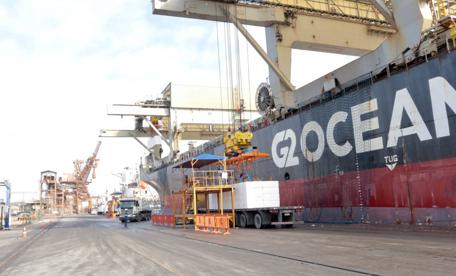 O Porto de Paranaguá faz nesta semana uma operação diferente. O navio Penguin Arrow, atracado no berço 215, opera, simultaneamente, dois tipos de cargas diferentes. Ao mesmo tempo que descarrega malte, é embarcada 45.758 toneladas de celulose – a segunda maior quantidade do produto movimentada no porto paranaense.