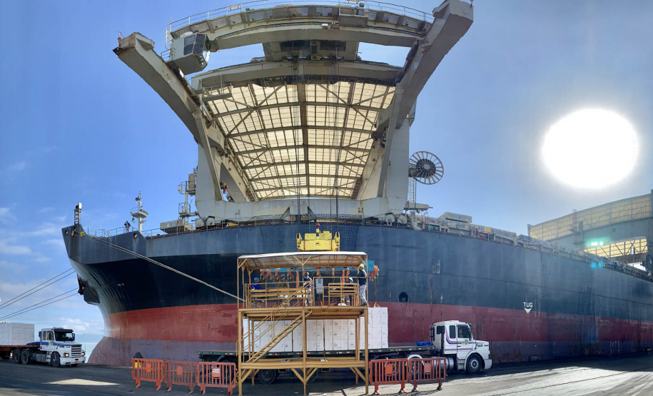 O Porto de Paranaguá faz nesta semana uma operação diferente. O navio Penguin Arrow, atracado no berço 215, opera, simultaneamente, dois tipos de cargas diferentes. Ao mesmo tempo que descarrega malte, é embarcada 45.758 toneladas de celulose – a segunda maior quantidade do produto movimentada no porto paranaense.