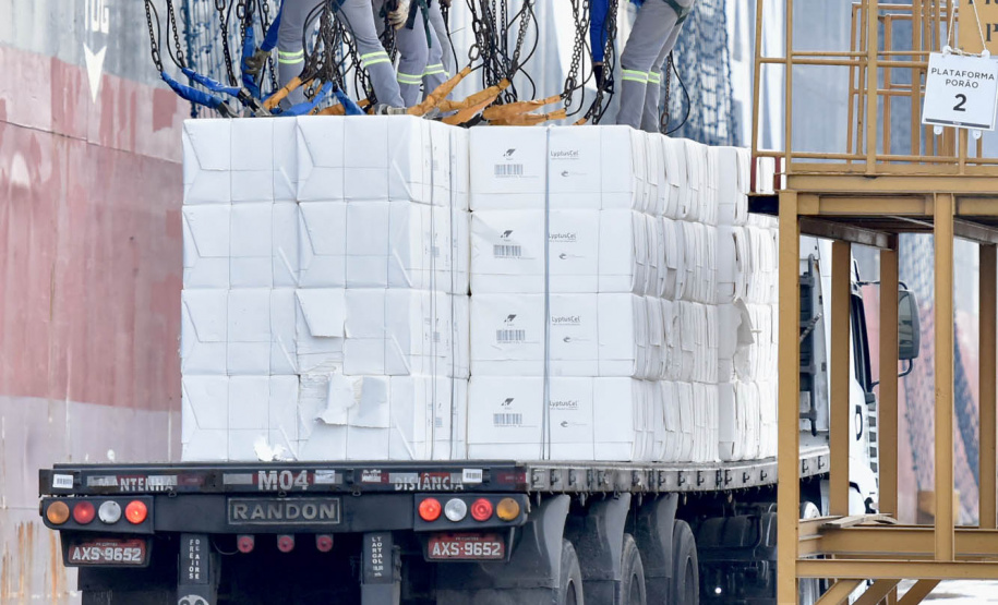 O Porto de Paranaguá faz nesta semana uma operação diferente. O navio Penguin Arrow, atracado no berço 215, opera, simultaneamente, dois tipos de cargas diferentes. Ao mesmo tempo que descarrega malte, é embarcada 45.758 toneladas de celulose – a segunda maior quantidade do produto movimentada no porto paranaense.