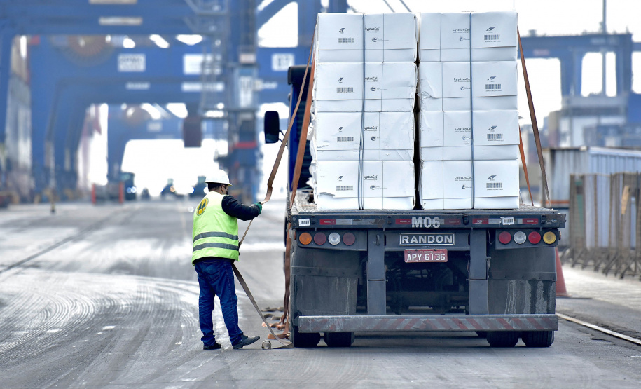 O Porto de Paranaguá faz nesta semana uma operação diferente. O navio Penguin Arrow, atracado no berço 215, opera, simultaneamente, dois tipos de cargas diferentes. Ao mesmo tempo que descarrega malte, é embarcada 45.758 toneladas de celulose – a segunda maior quantidade do produto movimentada no porto paranaense.