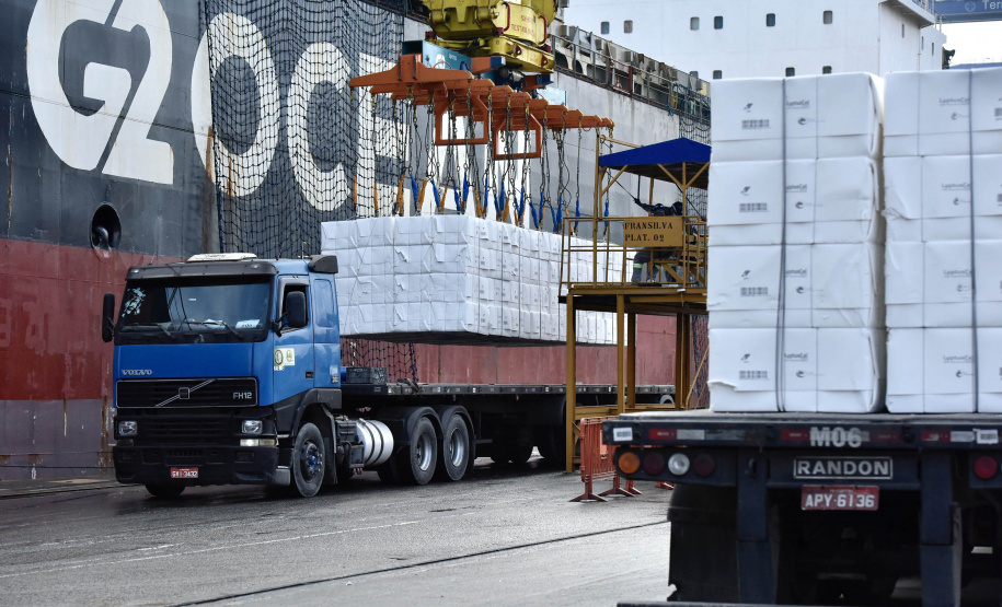 O Porto de Paranaguá faz nesta semana uma operação diferente. O navio Penguin Arrow, atracado no berço 215, opera, simultaneamente, dois tipos de cargas diferentes. Ao mesmo tempo que descarrega malte, é embarcada 45.758 toneladas de celulose – a segunda maior quantidade do produto movimentada no porto paranaense.