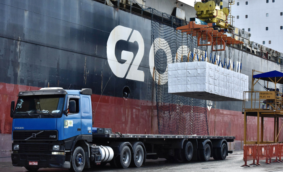 O Porto de Paranaguá faz nesta semana uma operação diferente. O navio Penguin Arrow, atracado no berço 215, opera, simultaneamente, dois tipos de cargas diferentes. Ao mesmo tempo que descarrega malte, é embarcada 45.758 toneladas de celulose – a segunda maior quantidade do produto movimentada no porto paranaense.