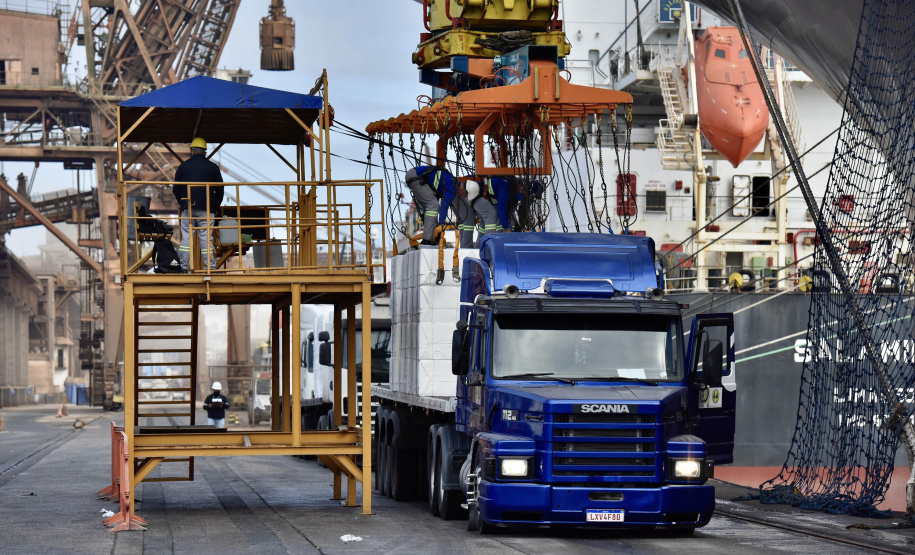 O Porto de Paranaguá faz nesta semana uma operação diferente. O navio Penguin Arrow, atracado no berço 215, opera, simultaneamente, dois tipos de cargas diferentes. Ao mesmo tempo que descarrega malte, é embarcada 45.758 toneladas de celulose – a segunda maior quantidade do produto movimentada no porto paranaense.