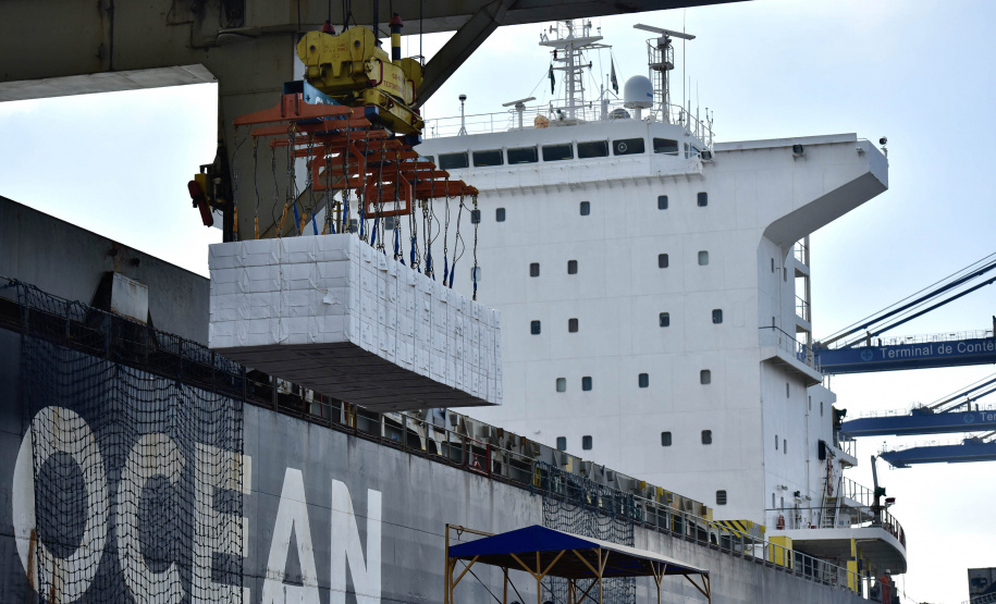 O Porto de Paranaguá faz nesta semana uma operação diferente. O navio Penguin Arrow, atracado no berço 215, opera, simultaneamente, dois tipos de cargas diferentes. Ao mesmo tempo que descarrega malte, é embarcada 45.758 toneladas de celulose – a segunda maior quantidade do produto movimentada no porto paranaense.