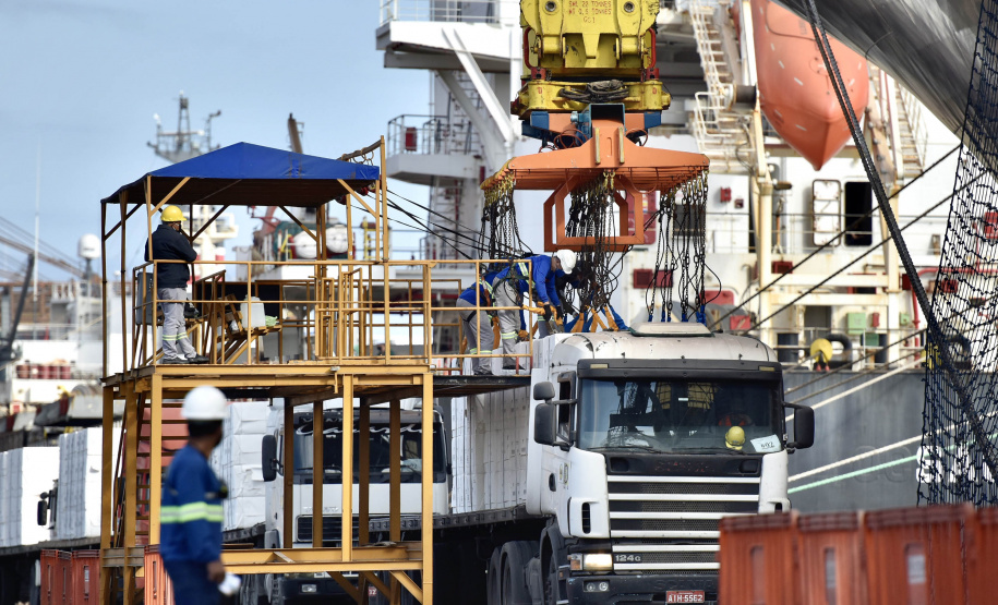 O Porto de Paranaguá faz nesta semana uma operação diferente. O navio Penguin Arrow, atracado no berço 215, opera, simultaneamente, dois tipos de cargas diferentes. Ao mesmo tempo que descarrega malte, é embarcada 45.758 toneladas de celulose – a segunda maior quantidade do produto movimentada no porto paranaense.