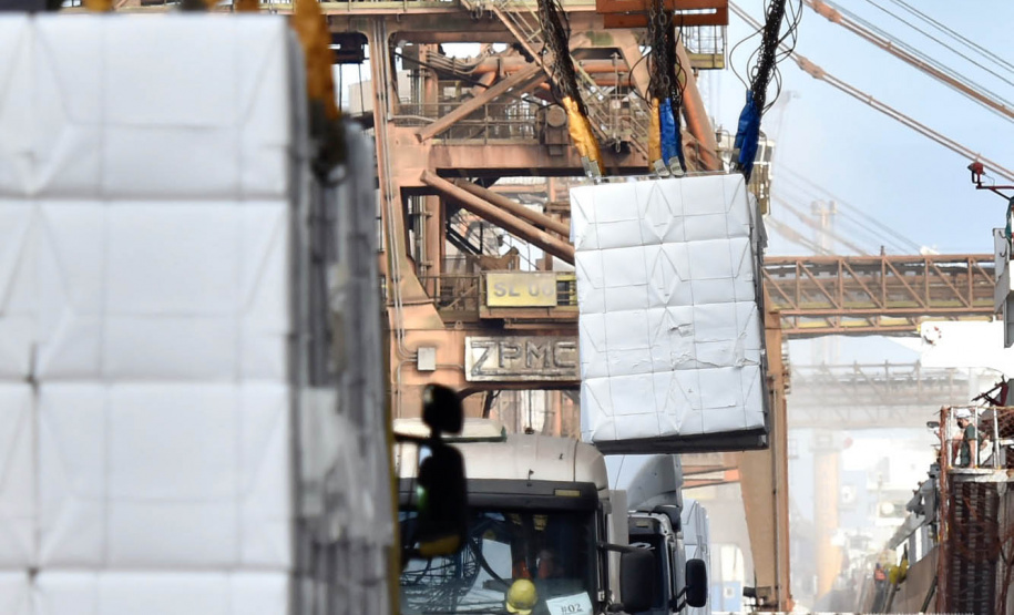 O Porto de Paranaguá faz nesta semana uma operação diferente. O navio Penguin Arrow, atracado no berço 215, opera, simultaneamente, dois tipos de cargas diferentes. Ao mesmo tempo que descarrega malte, é embarcada 45.758 toneladas de celulose – a segunda maior quantidade do produto movimentada no porto paranaense.