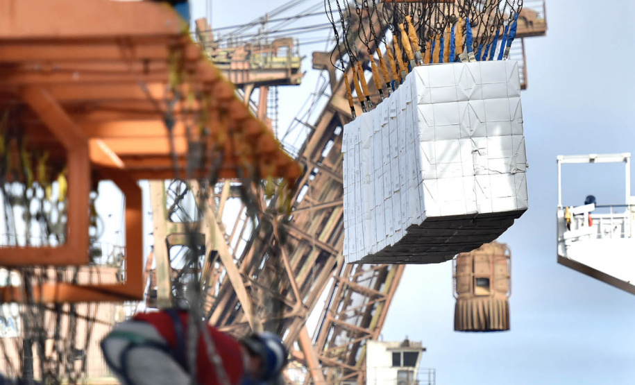 O Porto de Paranaguá faz nesta semana uma operação diferente. O navio Penguin Arrow, atracado no berço 215, opera, simultaneamente, dois tipos de cargas diferentes. Ao mesmo tempo que descarrega malte, é embarcada 45.758 toneladas de celulose – a segunda maior quantidade do produto movimentada no porto paranaense.