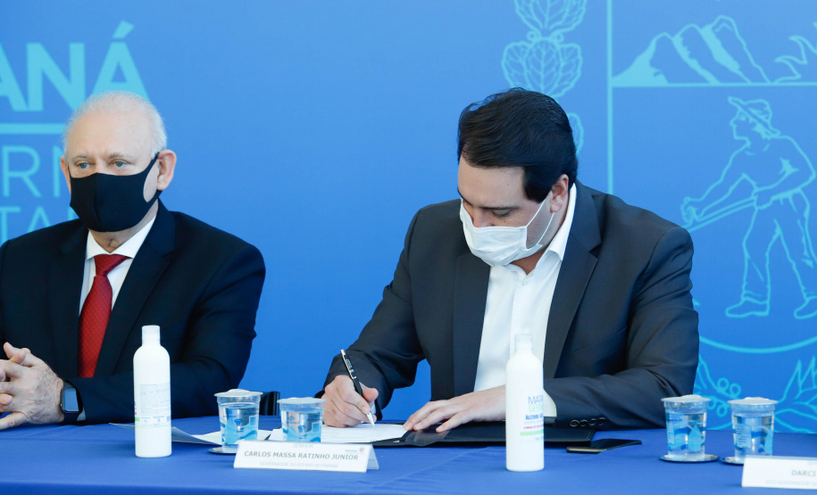 O governador Carlos Massa Ratinho Junior assinou nesta terça-feira (04), no Palácio Iguaçu, a ordem de serviço para a duplicação da Avenida Juscelino Kubitscheck de Oliveira (PR-412), em Matinhos. Antiga reivindicação dos moradores e frequentadores do Litoral paranaense, a JK faz parte da PR-412, rodovia que liga as cidades de Guaratuba, Matinhos e Pontal do Paraná.