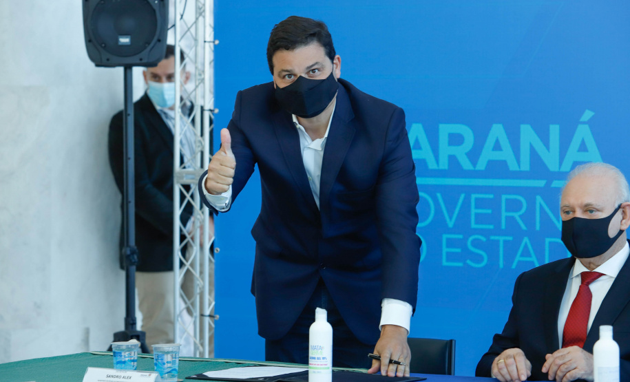 O governador Carlos Massa Ratinho Junior assinou nesta terça-feira (04), no Palácio Iguaçu, a ordem de serviço para a duplicação da Avenida Juscelino Kubitscheck de Oliveira (PR-412), em Matinhos. Antiga reivindicação dos moradores e frequentadores do Litoral paranaense, a JK faz parte da PR-412, rodovia que liga as cidades de Guaratuba, Matinhos e Pontal do Paraná.