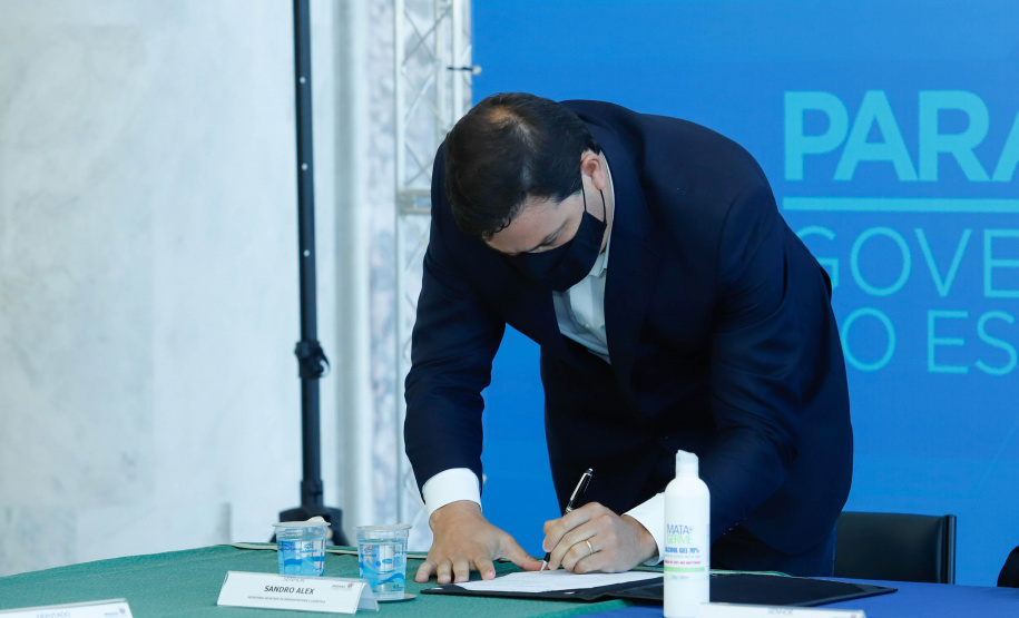 O governador Carlos Massa Ratinho Junior assinou nesta terça-feira (04), no Palácio Iguaçu, a ordem de serviço para a duplicação da Avenida Juscelino Kubitscheck de Oliveira (PR-412), em Matinhos. Antiga reivindicação dos moradores e frequentadores do Litoral paranaense, a JK faz parte da PR-412, rodovia que liga as cidades de Guaratuba, Matinhos e Pontal do Paraná.