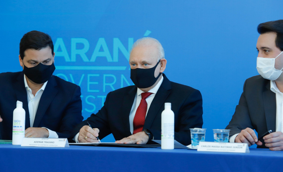 O governador Carlos Massa Ratinho Junior assinou nesta terça-feira (04), no Palácio Iguaçu, a ordem de serviço para a duplicação da Avenida Juscelino Kubitscheck de Oliveira (PR-412), em Matinhos. Antiga reivindicação dos moradores e frequentadores do Litoral paranaense, a JK faz parte da PR-412, rodovia que liga as cidades de Guaratuba, Matinhos e Pontal do Paraná.