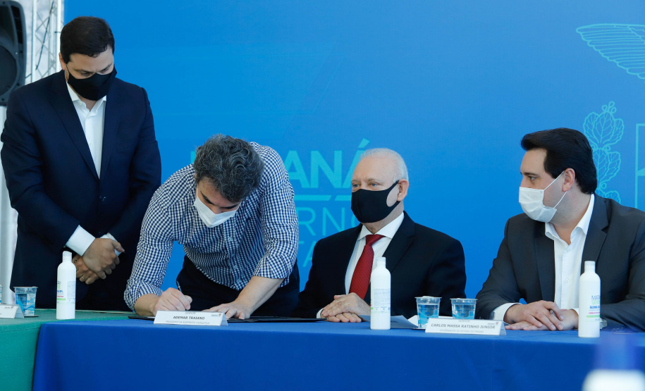 O governador Carlos Massa Ratinho Junior assinou nesta terça-feira (04), no Palácio Iguaçu, a ordem de serviço para a duplicação da Avenida Juscelino Kubitscheck de Oliveira (PR-412), em Matinhos. Antiga reivindicação dos moradores e frequentadores do Litoral paranaense, a JK faz parte da PR-412, rodovia que liga as cidades de Guaratuba, Matinhos e Pontal do Paraná.