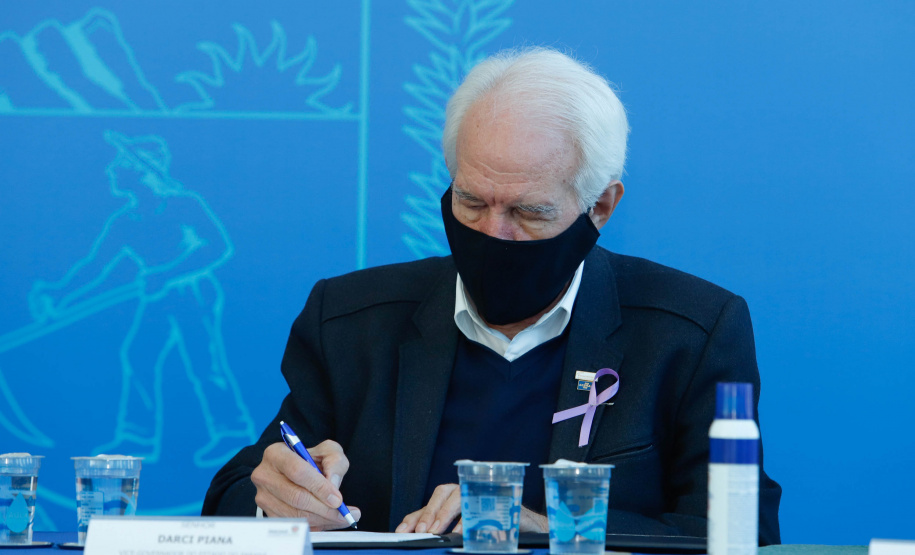 O governador Carlos Massa Ratinho Junior assinou nesta terça-feira (04), no Palácio Iguaçu, a ordem de serviço para a duplicação da Avenida Juscelino Kubitscheck de Oliveira (PR-412), em Matinhos. Antiga reivindicação dos moradores e frequentadores do Litoral paranaense, a JK faz parte da PR-412, rodovia que liga as cidades de Guaratuba, Matinhos e Pontal do Paraná.