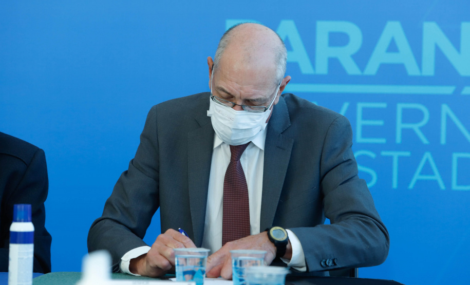 O governador Carlos Massa Ratinho Junior assinou nesta terça-feira (04), no Palácio Iguaçu, a ordem de serviço para a duplicação da Avenida Juscelino Kubitscheck de Oliveira (PR-412), em Matinhos. Antiga reivindicação dos moradores e frequentadores do Litoral paranaense, a JK faz parte da PR-412, rodovia que liga as cidades de Guaratuba, Matinhos e Pontal do Paraná.