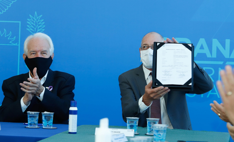 O governador Carlos Massa Ratinho Junior assinou nesta terça-feira (04), no Palácio Iguaçu, a ordem de serviço para a duplicação da Avenida Juscelino Kubitscheck de Oliveira (PR-412), em Matinhos. Antiga reivindicação dos moradores e frequentadores do Litoral paranaense, a JK faz parte da PR-412, rodovia que liga as cidades de Guaratuba, Matinhos e Pontal do Paraná.