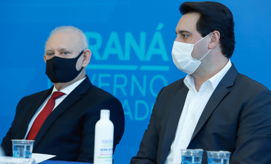 O governador Carlos Massa Ratinho Junior assinou nesta terça-feira (04), no Palácio Iguaçu, a ordem de serviço para a duplicação da Avenida Juscelino Kubitscheck de Oliveira (PR-412), em Matinhos. Antiga reivindicação dos moradores e frequentadores do Litoral paranaense, a JK faz parte da PR-412, rodovia que liga as cidades de Guaratuba, Matinhos e Pontal do Paraná.