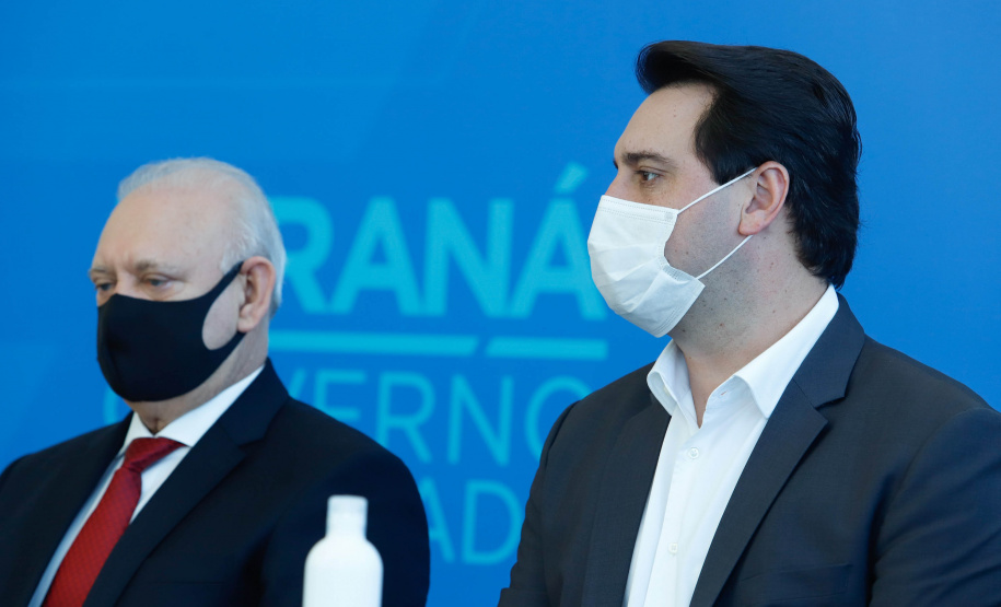 O governador Carlos Massa Ratinho Junior assinou nesta terça-feira (04), no Palácio Iguaçu, a ordem de serviço para a duplicação da Avenida Juscelino Kubitscheck de Oliveira (PR-412), em Matinhos. Antiga reivindicação dos moradores e frequentadores do Litoral paranaense, a JK faz parte da PR-412, rodovia que liga as cidades de Guaratuba, Matinhos e Pontal do Paraná.