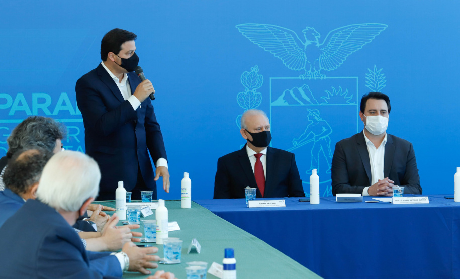 O governador Carlos Massa Ratinho Junior assinou nesta terça-feira (04), no Palácio Iguaçu, a ordem de serviço para a duplicação da Avenida Juscelino Kubitscheck de Oliveira (PR-412), em Matinhos. Antiga reivindicação dos moradores e frequentadores do Litoral paranaense, a JK faz parte da PR-412, rodovia que liga as cidades de Guaratuba, Matinhos e Pontal do Paraná.