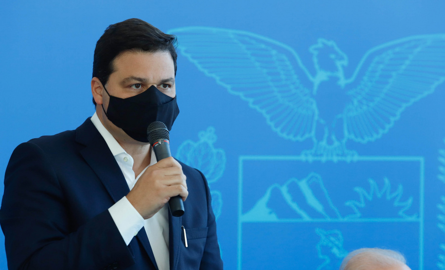 O governador Carlos Massa Ratinho Junior assinou nesta terça-feira (04), no Palácio Iguaçu, a ordem de serviço para a duplicação da Avenida Juscelino Kubitscheck de Oliveira (PR-412), em Matinhos. Antiga reivindicação dos moradores e frequentadores do Litoral paranaense, a JK faz parte da PR-412, rodovia que liga as cidades de Guaratuba, Matinhos e Pontal do Paraná.