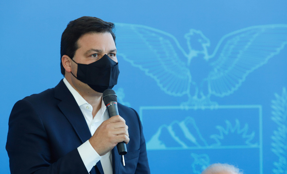 O governador Carlos Massa Ratinho Junior assinou nesta terça-feira (04), no Palácio Iguaçu, a ordem de serviço para a duplicação da Avenida Juscelino Kubitscheck de Oliveira (PR-412), em Matinhos. Antiga reivindicação dos moradores e frequentadores do Litoral paranaense, a JK faz parte da PR-412, rodovia que liga as cidades de Guaratuba, Matinhos e Pontal do Paraná.