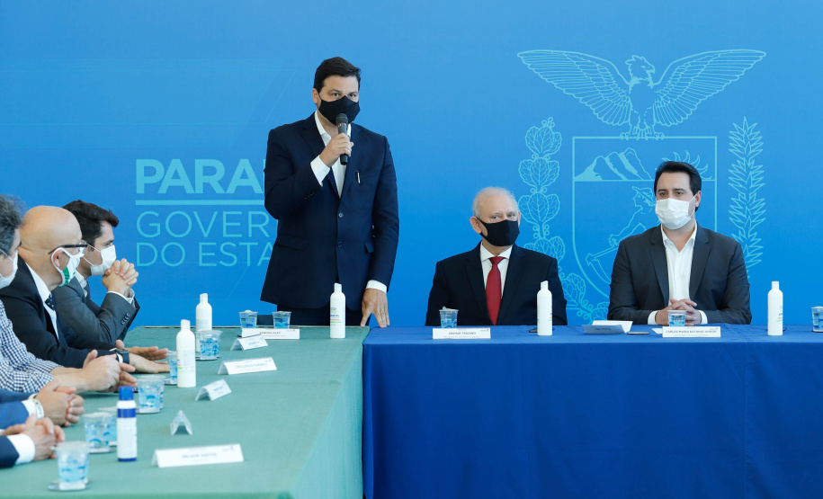 O governador Carlos Massa Ratinho Junior assinou nesta terça-feira (04), no Palácio Iguaçu, a ordem de serviço para a duplicação da Avenida Juscelino Kubitscheck de Oliveira (PR-412), em Matinhos. Antiga reivindicação dos moradores e frequentadores do Litoral paranaense, a JK faz parte da PR-412, rodovia que liga as cidades de Guaratuba, Matinhos e Pontal do Paraná.