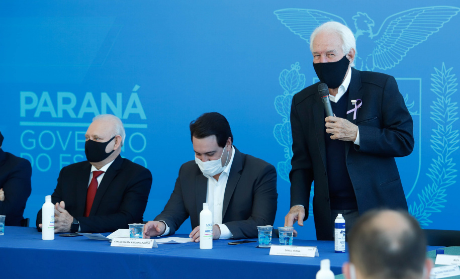 O governador Carlos Massa Ratinho Junior assinou nesta terça-feira (04), no Palácio Iguaçu, a ordem de serviço para a duplicação da Avenida Juscelino Kubitscheck de Oliveira (PR-412), em Matinhos. Antiga reivindicação dos moradores e frequentadores do Litoral paranaense, a JK faz parte da PR-412, rodovia que liga as cidades de Guaratuba, Matinhos e Pontal do Paraná.