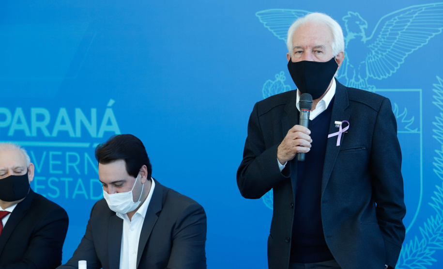 O governador Carlos Massa Ratinho Junior assinou nesta terça-feira (04), no Palácio Iguaçu, a ordem de serviço para a duplicação da Avenida Juscelino Kubitscheck de Oliveira (PR-412), em Matinhos. Antiga reivindicação dos moradores e frequentadores do Litoral paranaense, a JK faz parte da PR-412, rodovia que liga as cidades de Guaratuba, Matinhos e Pontal do Paraná.