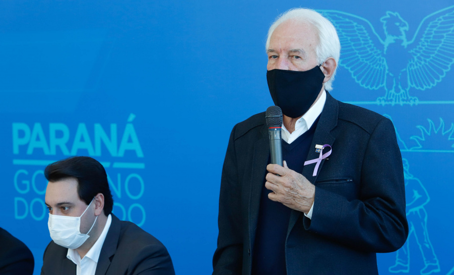 O governador Carlos Massa Ratinho Junior assinou nesta terça-feira (04), no Palácio Iguaçu, a ordem de serviço para a duplicação da Avenida Juscelino Kubitscheck de Oliveira (PR-412), em Matinhos. Antiga reivindicação dos moradores e frequentadores do Litoral paranaense, a JK faz parte da PR-412, rodovia que liga as cidades de Guaratuba, Matinhos e Pontal do Paraná.